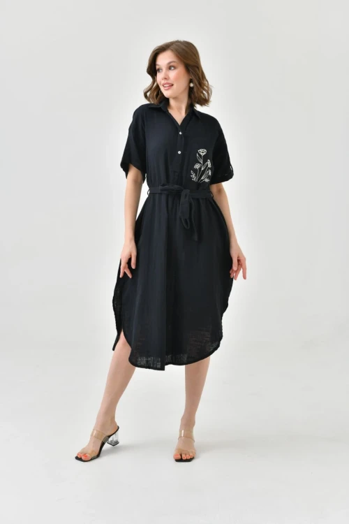 23097 SİYAH KISA KOLLU YAKALI YAKA DÜĞMELİ DESENLİ CEPLİ KEMERLİ ASTARSIZ ÇİFT YIRTMAÇLI ELBİSE