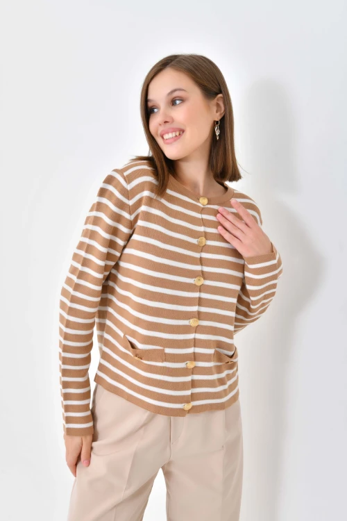 10334 KADIN CAMEL YAKASIZ CEP VE DÜĞME DETAYLI ÖRME CEKET