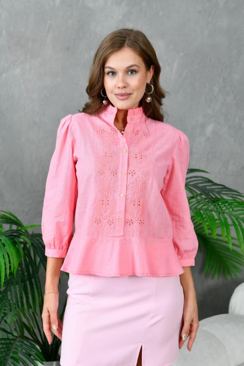 Kadın Pembe Yakası Fırfırlı Düğme Detaylı Nakış İşlemeli Dokuma Bluz