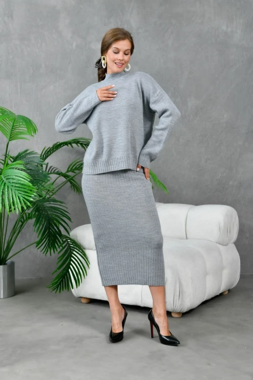 10270 KADIN GRİ YÜKSEK BOYUNLU YIRTMAÇLI ARKASI UZUN ETEKLİ TAKIM