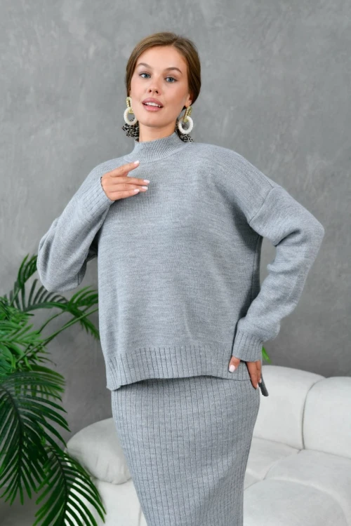 10270 KADIN GRİ YÜKSEK BOYUNLU YIRTMAÇLI ARKASI UZUN ETEKLİ TAKIM