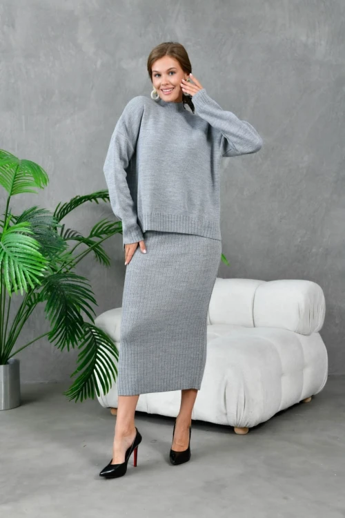 10270 KADIN GRİ YÜKSEK BOYUNLU YIRTMAÇLI ARKASI UZUN ETEKLİ TAKIM