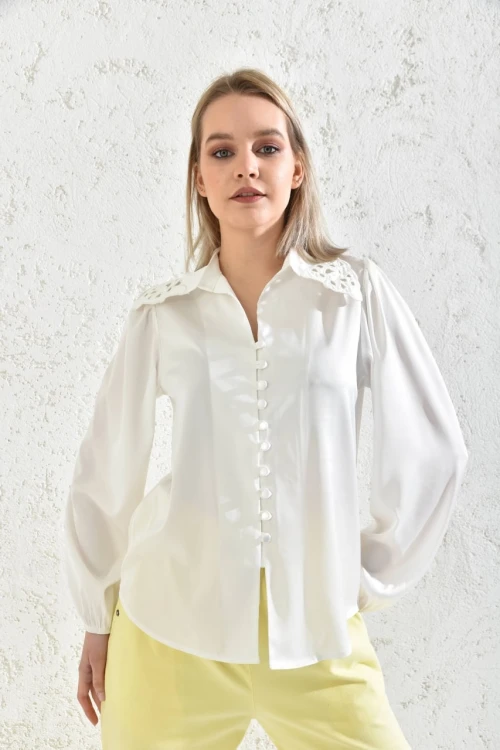 Kadın Gömlek Saten Yakası Çiçek Desenli Kadın Gömlek Ekru - 32006