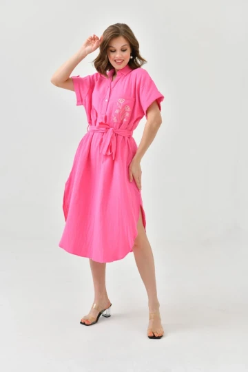 23097 FUŞYA KISA KOLLU YAKALI YAKA DÜĞMELİ DESENLİ CEPLİ KEMERLİ ASTARSIZ ÇİFT YIRTMAÇLI ELBİSE