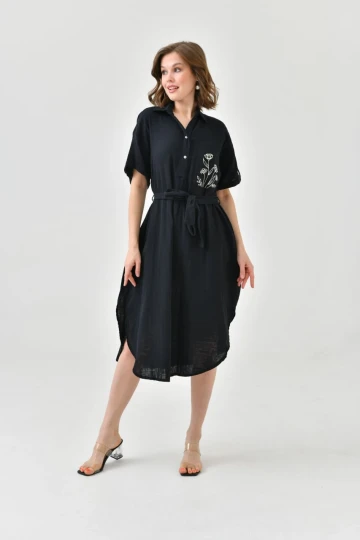 23097 SİYAH KISA KOLLU YAKALI YAKA DÜĞMELİ DESENLİ CEPLİ KEMERLİ ASTARSIZ ÇİFT YIRTMAÇLI ELBİSE