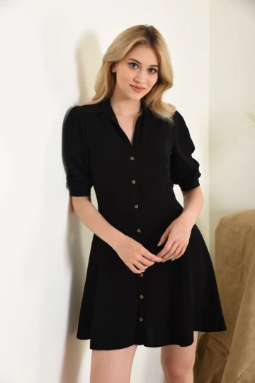 E045 SİYAH YAKALI ÖN VE KOL DÜĞME DETAYLI KEMERLİ TEK RENK DİZ ALTI ELBİSE