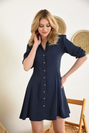 E045 İNDİGO YAKALI ÖN VE KOL DÜĞME DETAYLI KEMERLİ TEK RENK DİZ ALTI ELBİSE