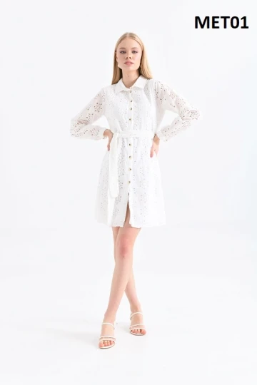 MET01 BEYAZ DELİKLİ MOTİFLİ YAKALI UZUN KOL KOL VE ÖN DÜĞMELİ KEMERLİ DİZ ALTI ELBİSE