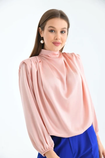 Kadın Gömlek Arkası Fermuarlı Vatkalı Omuz Dökümlü Saten Gömlek Pudra - 30050