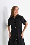 23109 SİYAH YAKALI BOYDAN DÜĞMELİ KISA KOLLU ASTARSIZ DİZ ALTI ELBİSE