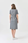 E058 ANTRASİT YAKALI ÖNDEN DÜĞMELİ DİK ÇİZGİLİ KEMERLİ DİZ ALTI ELBİSE